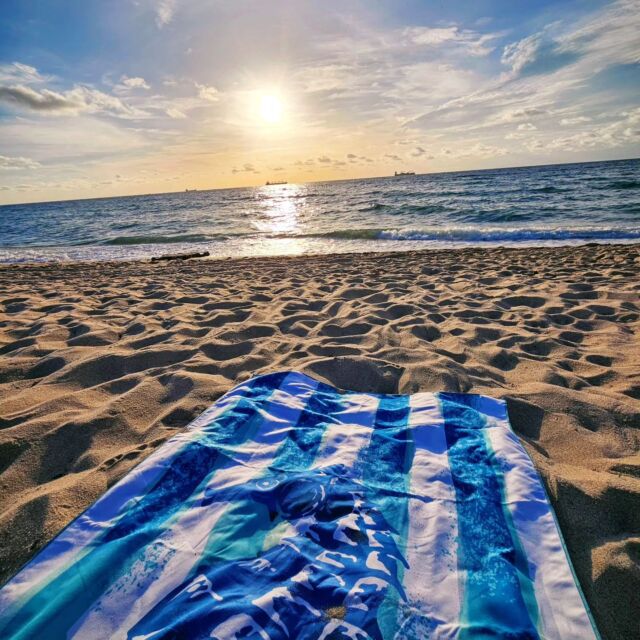 Embrace the new day with ultimate beach luxury. ⛱️ Tap the link in bio to experience sand-free bliss as you soak up the sunrise 🌅 with our premium beach towels. #VENTURE4TH Learn more: @v4th @v4th #beachtowel #sunrise #microfibertowel #sandfreetowel #beachessentials #beachvibes #amazonfinds
